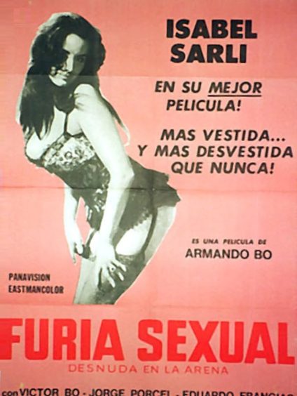 DESNUDA EN LA ARENA